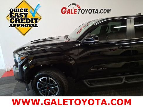 Used 2024 Toyota Tacoma TRD Sport w/ TRD Sport Premium Package AWD/4WD image 4