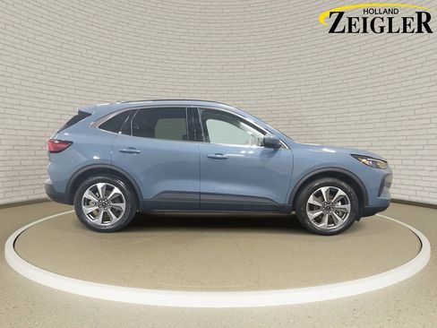 Used 2025 Ford Escape Platinum w/ Premium Technology Package image 4