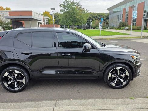 Used 2020 Volvo XC40 T5 Momentum w/ Protection Package Premier image 4
