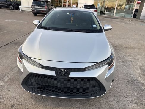 Used 2020 Toyota Corolla LE image 2
