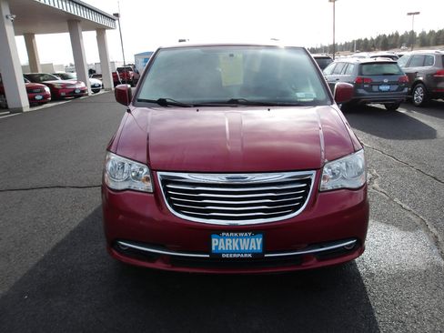 Used 2016 Chrysler Town & Country Touring image 8
