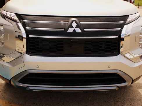 New 2025 Mitsubishi Outlander SE image 2