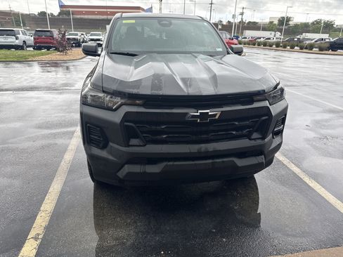 Used 2023 Chevrolet Colorado W/T AWD/4WD image 3