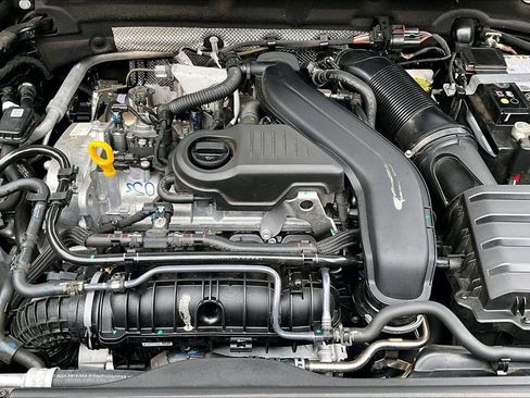 Certified 2025 Volkswagen Taos SE w/ Panoramic Sunroof Package image 30