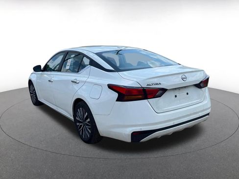 Used 2025 Nissan Altima 2.5 SV FWD image 14