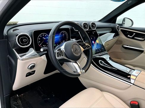 Used 2025 Mercedes-Benz GLC 350e 4MATIC image 19