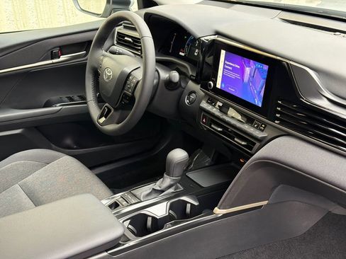 Used 2025 Toyota Camry LE w/ Convenience Package image 9