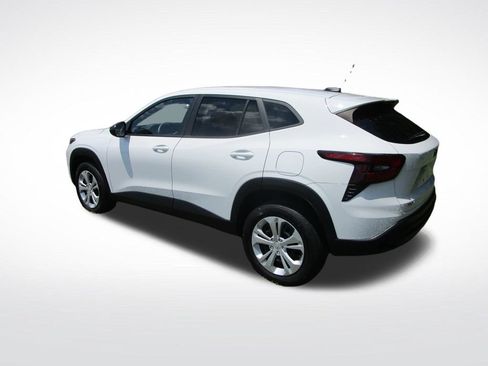 Used 2025 Chevrolet Trax LS FWD image 4