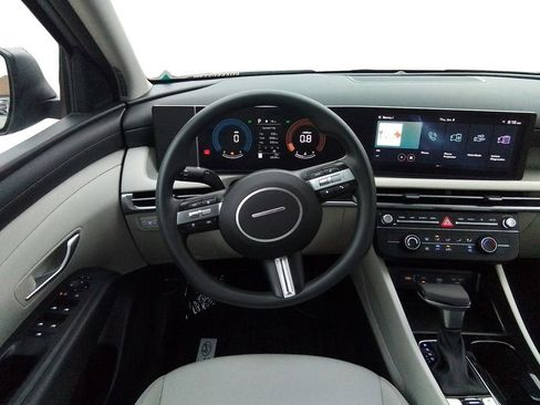 Certified 2025 Hyundai Tucson SE image 12