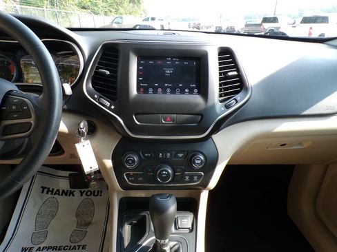 Used 2019 Jeep Cherokee Latitude w/ Popular Appearance Group FWD image 24
