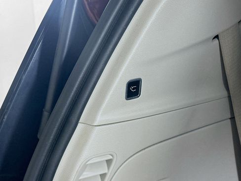 Used 2018 Chrysler Pacifica Touring-L FWD image 30