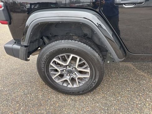 Used 2025 Jeep Wrangler Sahara AWD/4WD image 12