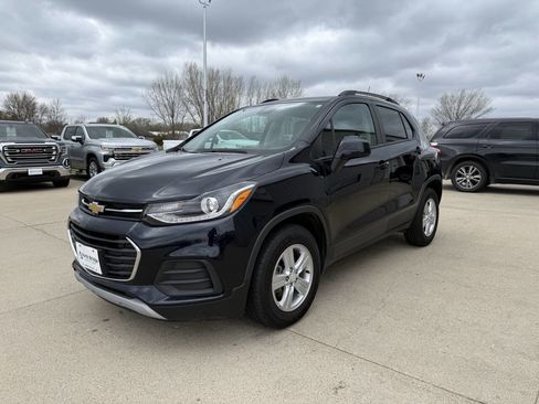 Used 2021 Chevrolet Trax LT w/ LT Convenience Package AWD/4WD image 2