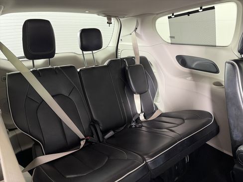 Used 2024 Chrysler Pacifica Limited image 40