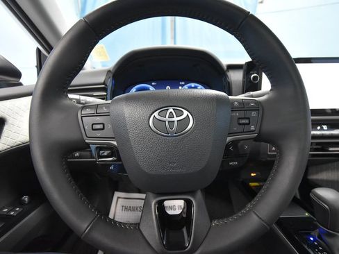 Used 2025 Toyota Camry XLE AWD/4WD image 9