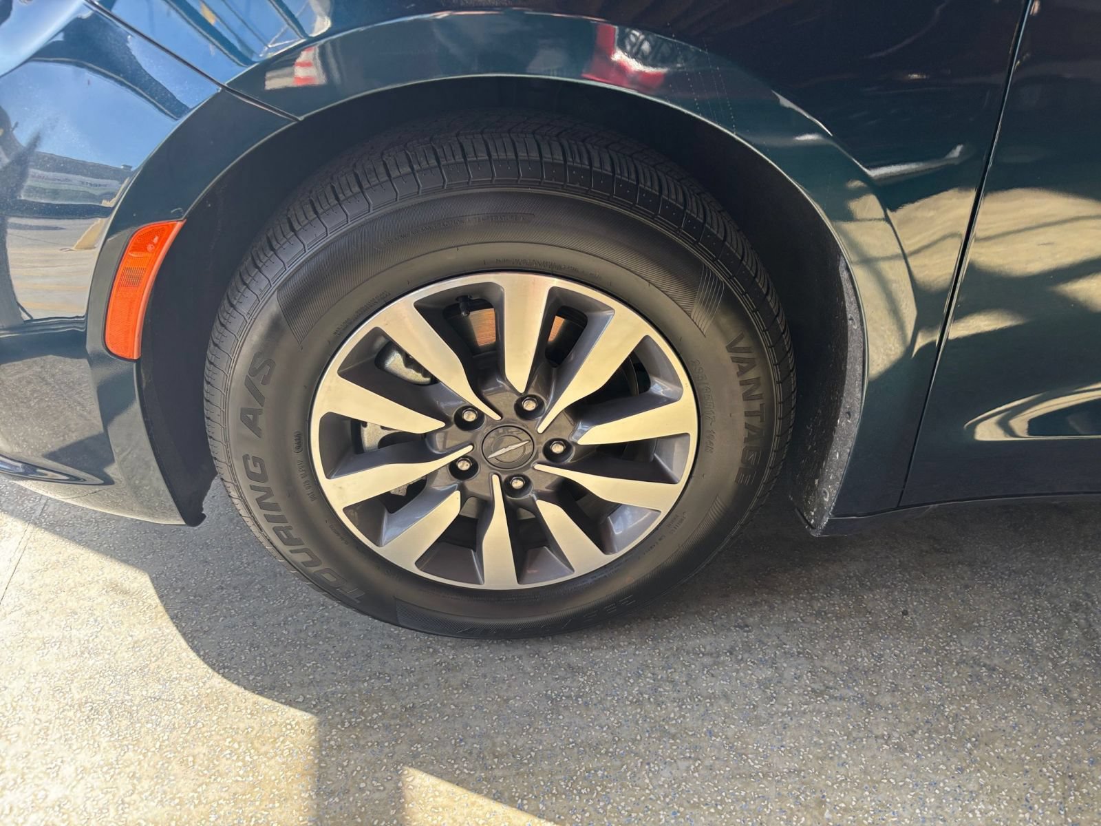 Used 2023 Chrysler Pacifica Touring-L FWD image 34