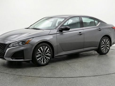 Used 2025 Nissan Altima 2.5 SV FWD image 3