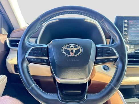 Used 2021 Toyota Highlander XLE AWD/4WD image 14