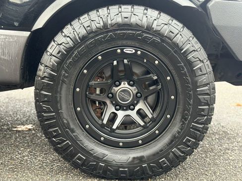 Used 2005 Ford Expedition XLT image 9