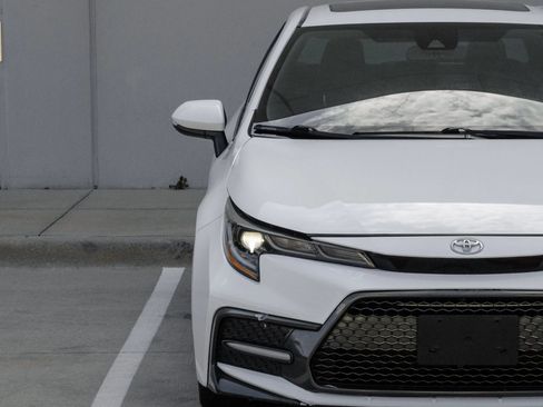 Used 2020 Toyota Corolla SE w/ SE Premium Package FWD image 38
