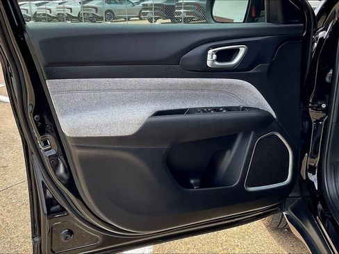 Used 2025 Jeep Compass Latitude image 27