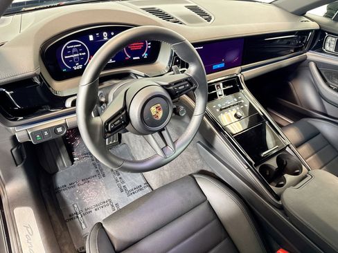 Used 2025 Porsche Panamera image 4