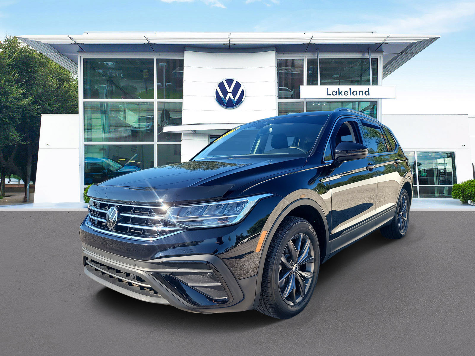 Used 2024 Volkswagen Tiguan SE FWD image 2