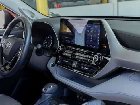 Used 2020 Toyota Highlander Platinum AWD/4WD image 30