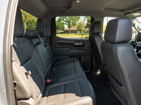 Used 2025 GMC Sierra 1500 SLT AWD/4WD image 17