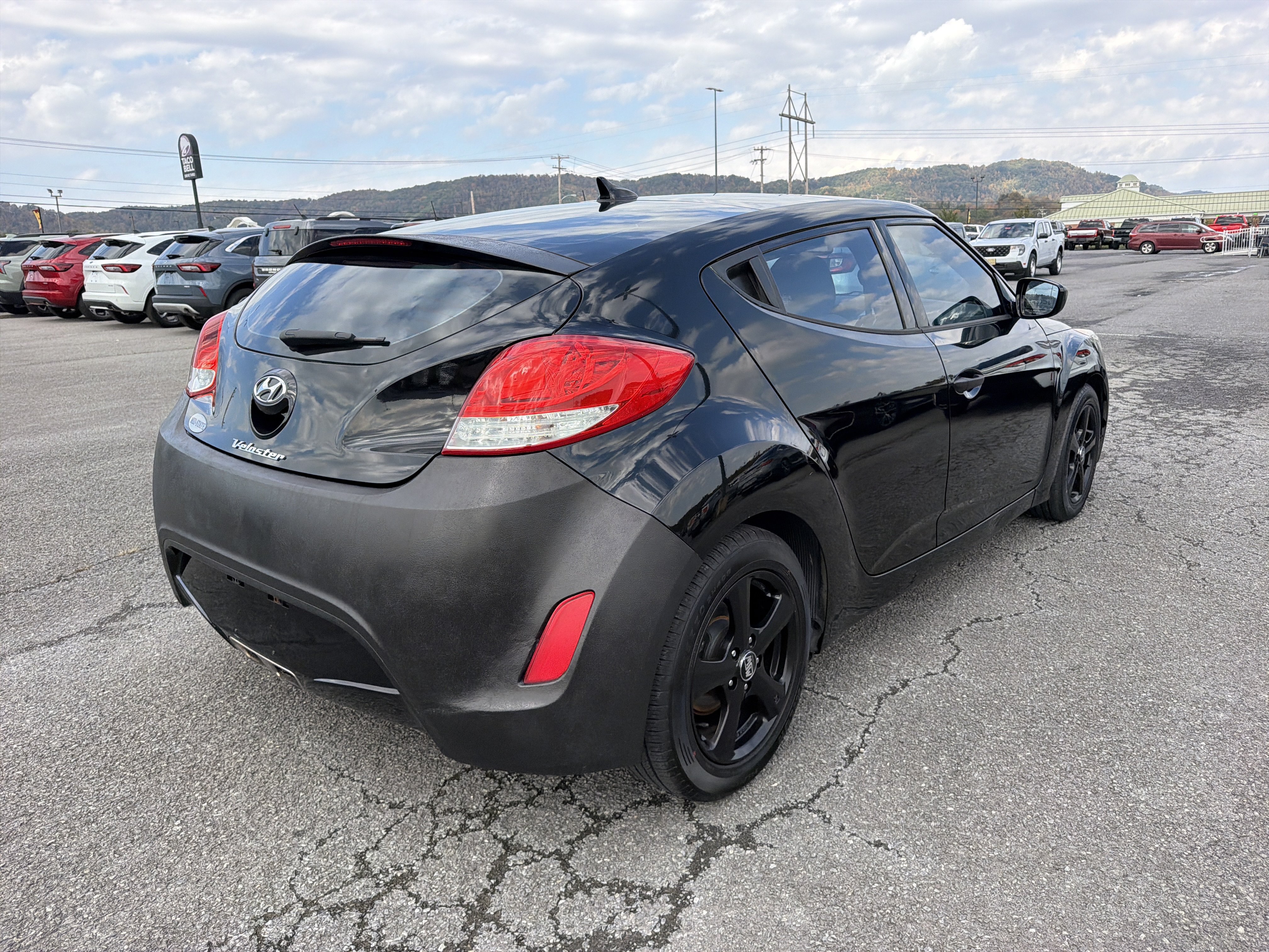 Used 2013 Hyundai Veloster w/ Style Pkg FWD image 4