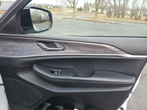 Used 2023 Jeep Grand Cherokee L Limited w/ Black Appearance Package image 15