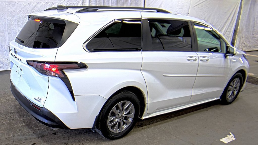 Used 2023 Toyota Sienna LE w/ LE Plus Package AWD/4WD image 6