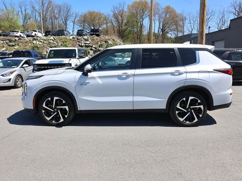 Used 2024 Mitsubishi Outlander 4WD Plug-In Hybrid image 4