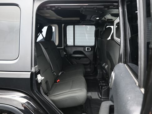 Used 2018 Jeep Wrangler Unlimited Sahara AWD/4WD image 12