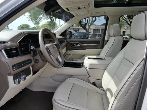 Used 2021 GMC Yukon Denali w/ Denali Premium Package image 12