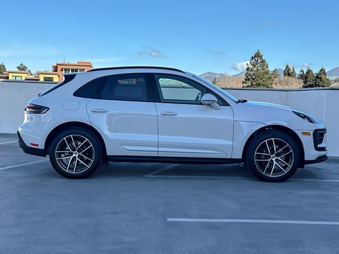 Certified 2025 Porsche Macan image 9