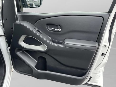 Used 2024 Nissan Frontier SV w/ SV Convenience Package image 14