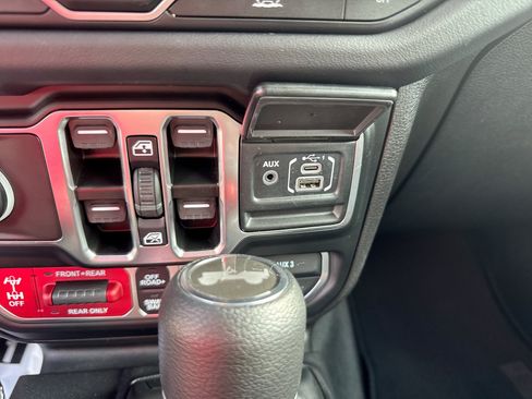 Used 2026 Jeep Wrangler Unlimited Rubicon AWD/4WD image 21