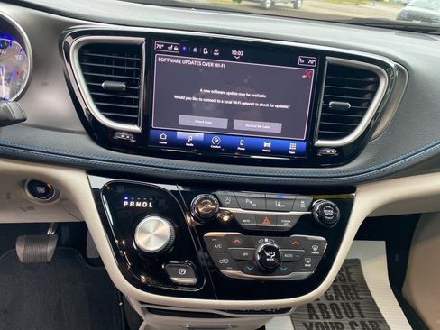 Used 2021 Chrysler Pacifica Touring w/ Cold Weather Group image 11