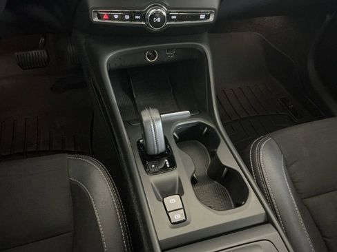 Used 2020 Volvo XC40 T4 Momentum image 13