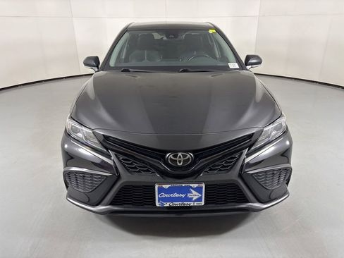 Used 2023 Toyota Camry SE image 3