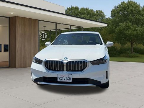 Used 2025 BMW i5 eDrive40i w/ Premium Package RWD image 3