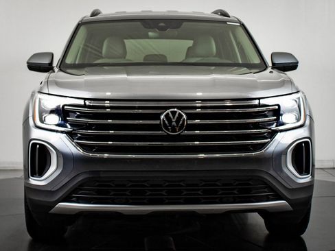 Used 2024 Volkswagen Atlas SE image 2