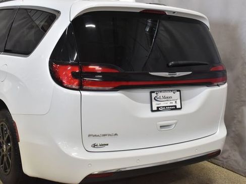 Certified 2022 Chrysler Pacifica Touring-L image 9