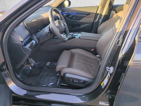 Certified 2026 BMW 550e xDrive w/ Premium Package image 17