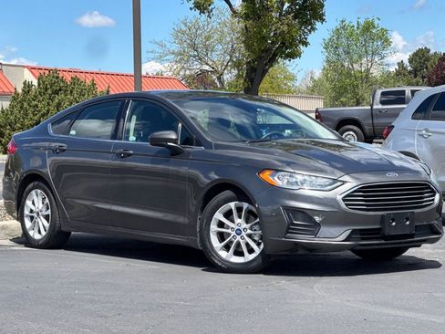 Used 2019 Ford Fusion SE FWD image 2