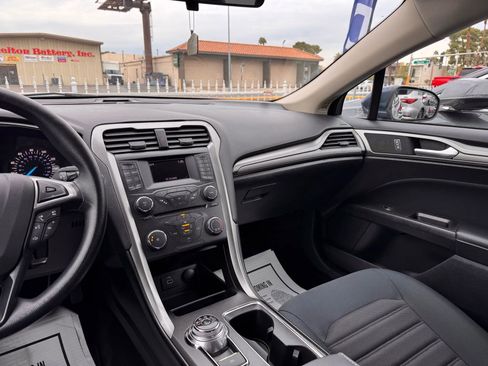 Used 2018 Ford Fusion SE image 19