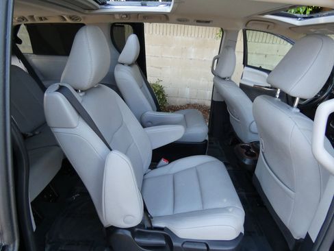 Used 2018 Toyota Sienna Limited image 33