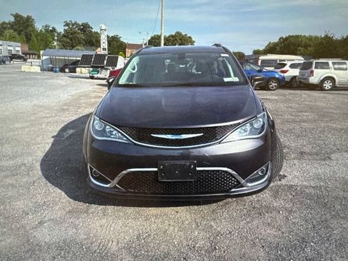 Used 2018 Chrysler Pacifica Touring-L FWD image 18