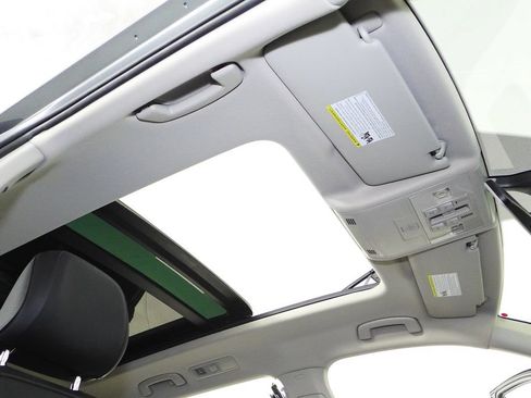 Used 2019 Volkswagen Tiguan SE w/ Panoramic Sunroof Package FWD image 18